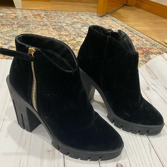 FOREVER 21 VELVET BLACK ANKLE BOOTIES - Picture 3 of 4